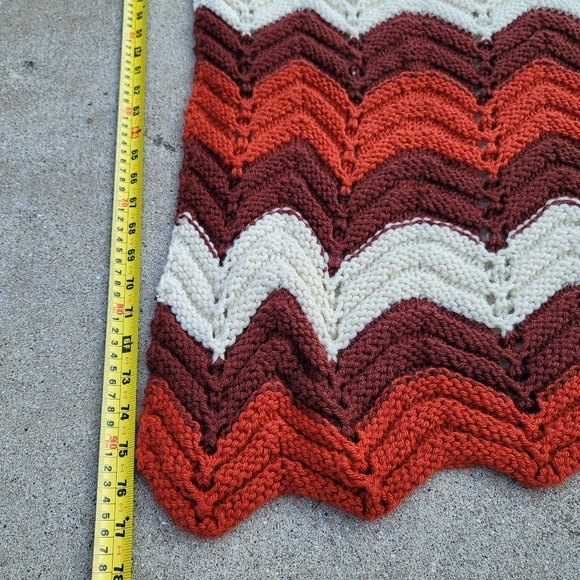VINTAGE Scallop Edge Crochet Blanket - Picture 4 of 9